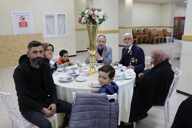 Şehit ve Gazi ailelerine iftar yemeği verildi