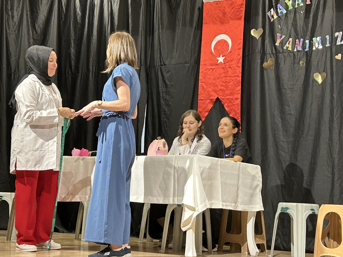 Halk Eğitim öğretmenleri tiyatro sahnesinde