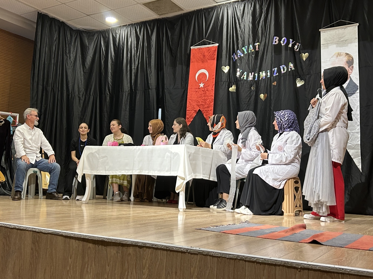 Halk Eğitim öğretmenleri tiyatro sahnesinde