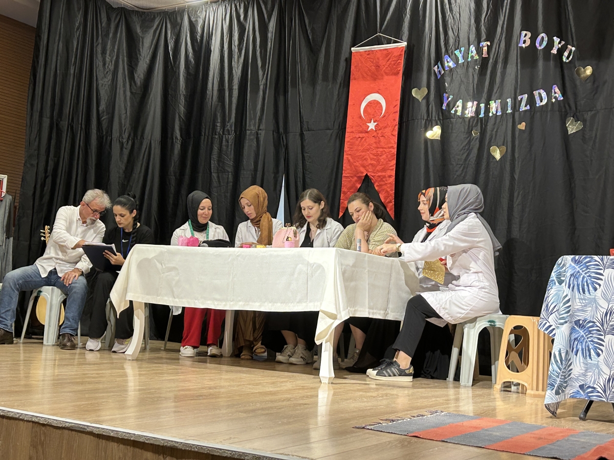 Halk Eğitim öğretmenleri tiyatro sahnesinde