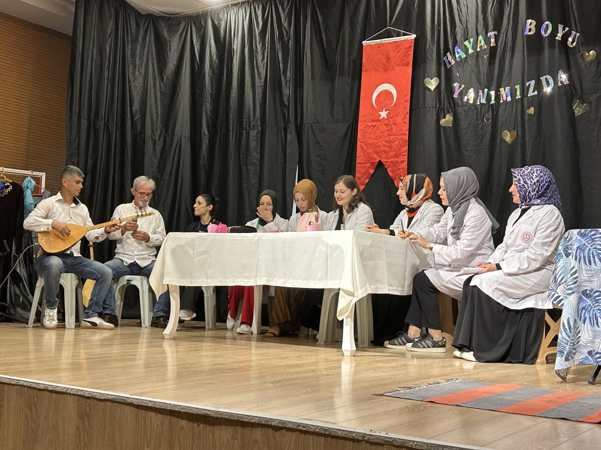 Halk Eğitim öğretmenleri tiyatro sahnesinde