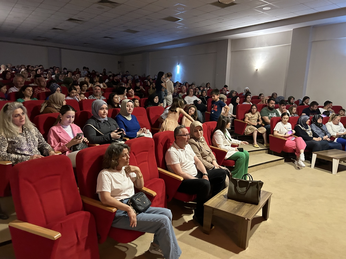 Halk Eğitim öğretmenleri tiyatro sahnesinde