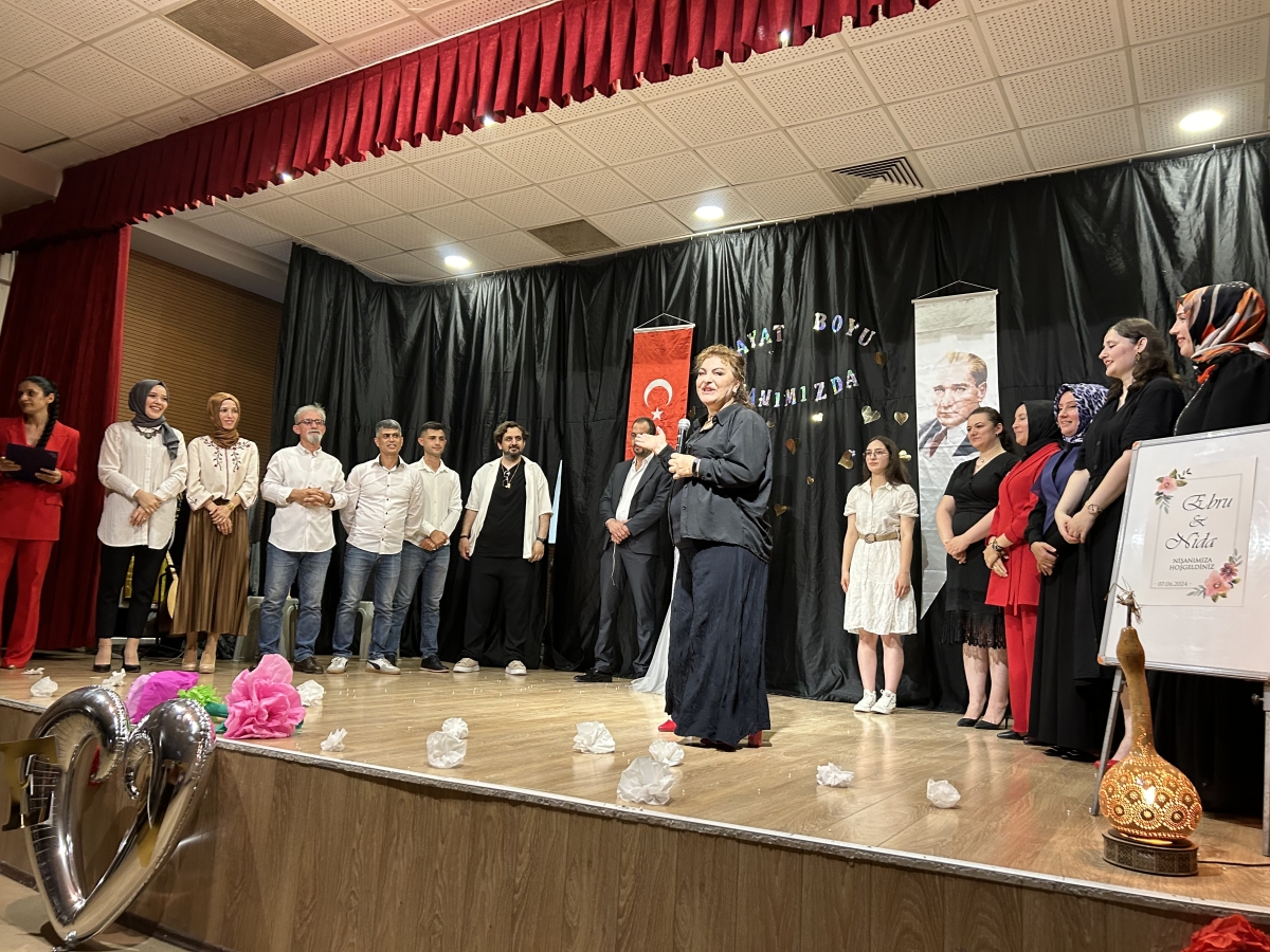 Halk Eğitim öğretmenleri tiyatro sahnesinde