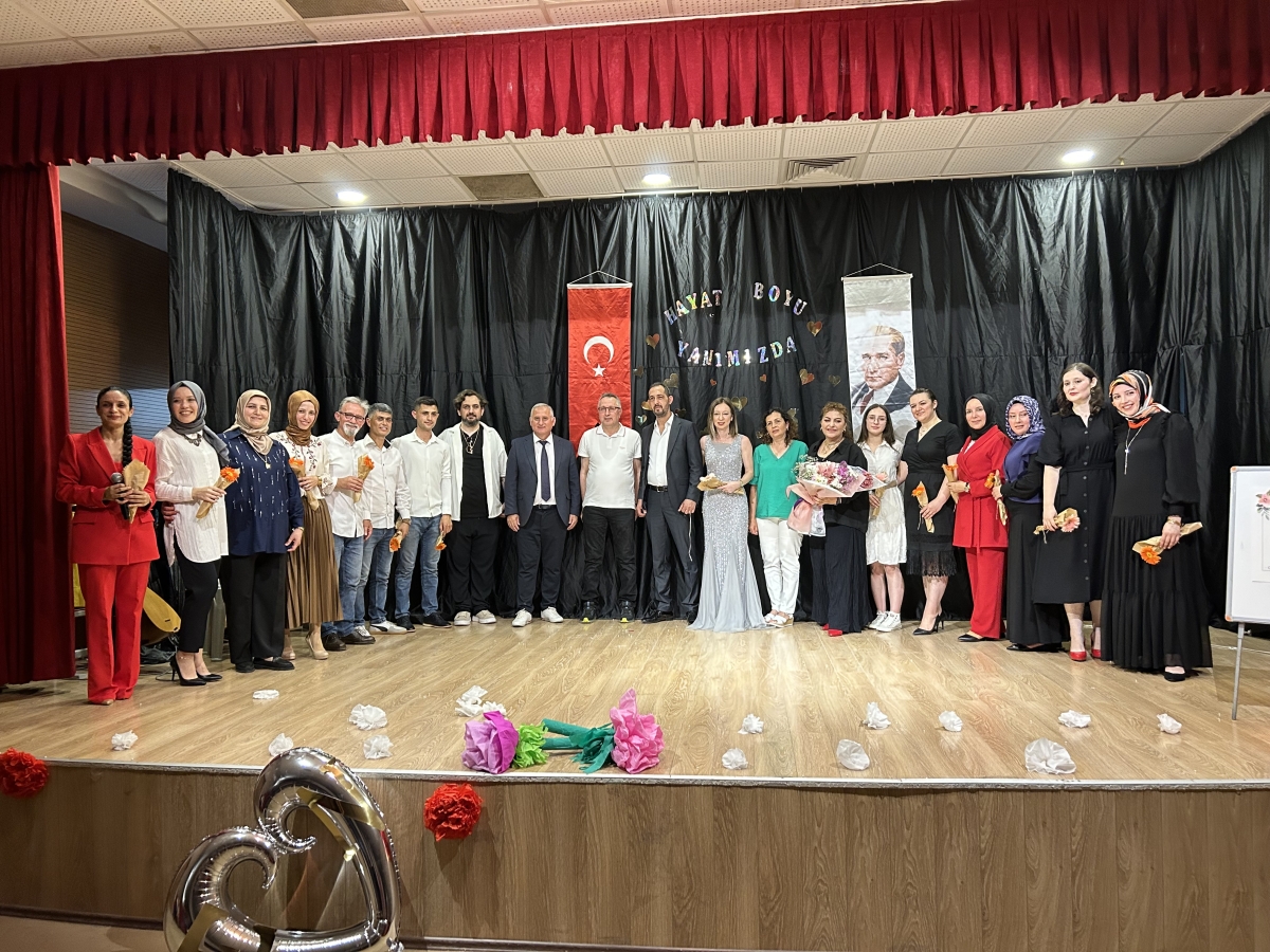 Halk Eğitim öğretmenleri tiyatro sahnesinde