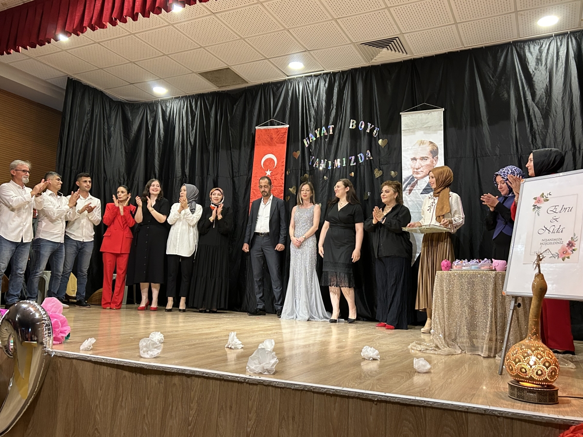 Halk Eğitim öğretmenleri tiyatro sahnesinde
