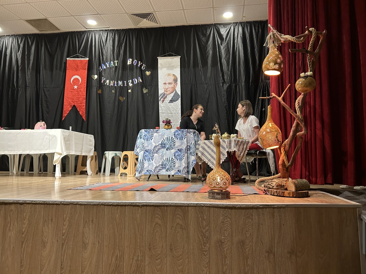 Halk Eğitim öğretmenleri tiyatro sahnesinde