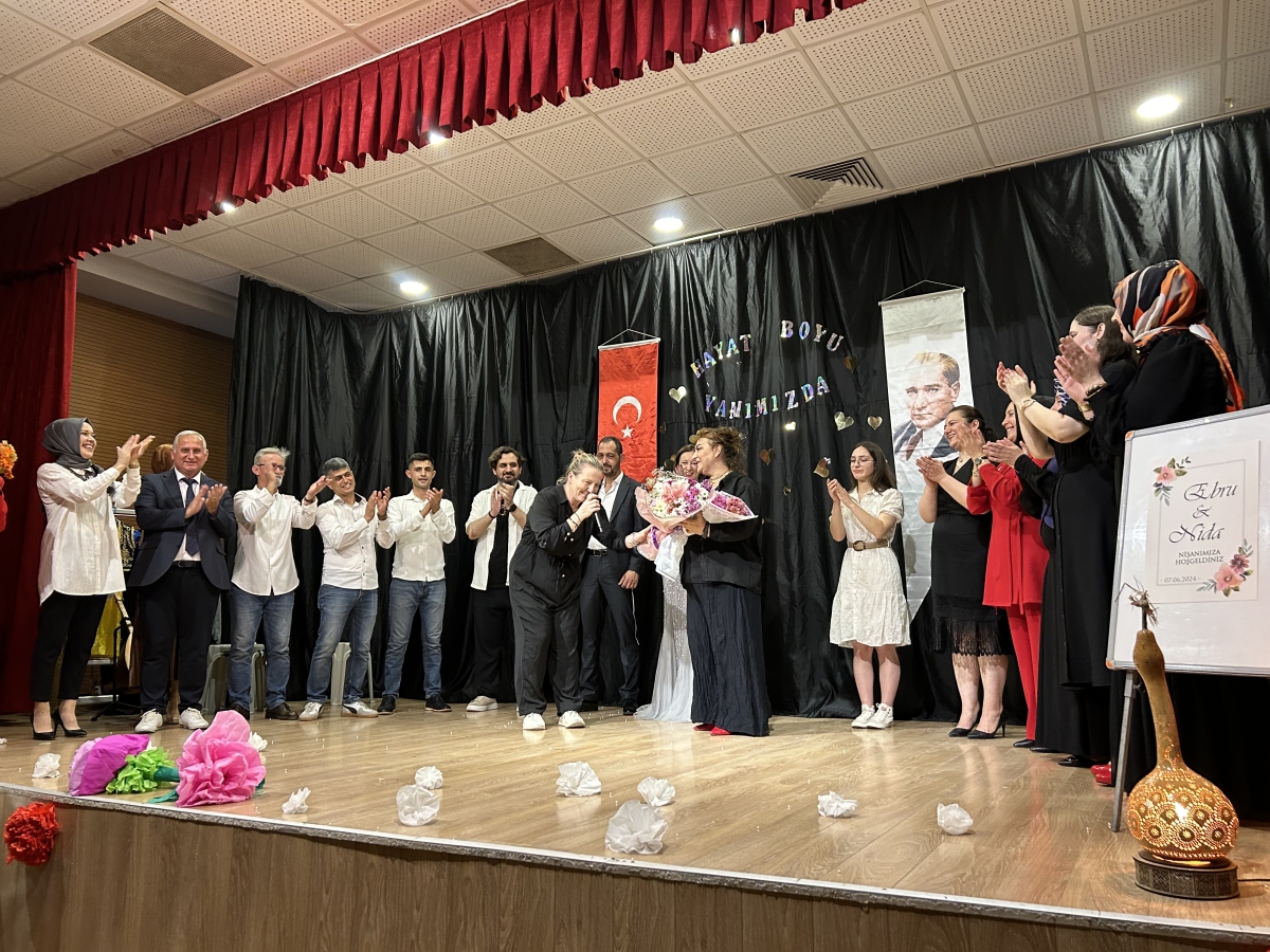 Halk Eğitim öğretmenleri tiyatro sahnesinde