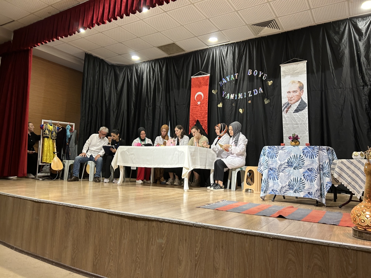 Halk Eğitim öğretmenleri tiyatro sahnesinde