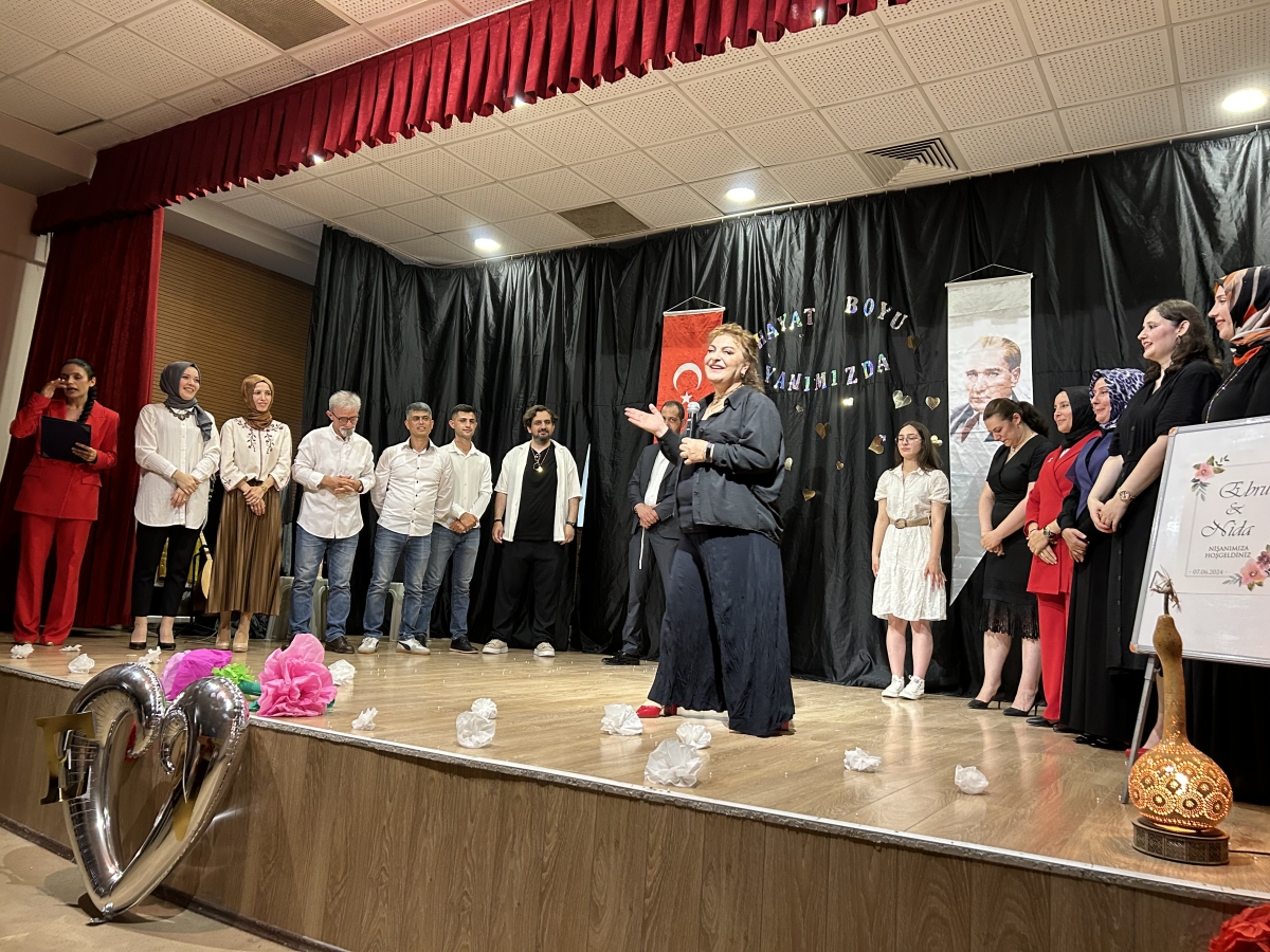 Halk Eğitim öğretmenleri tiyatro sahnesinde