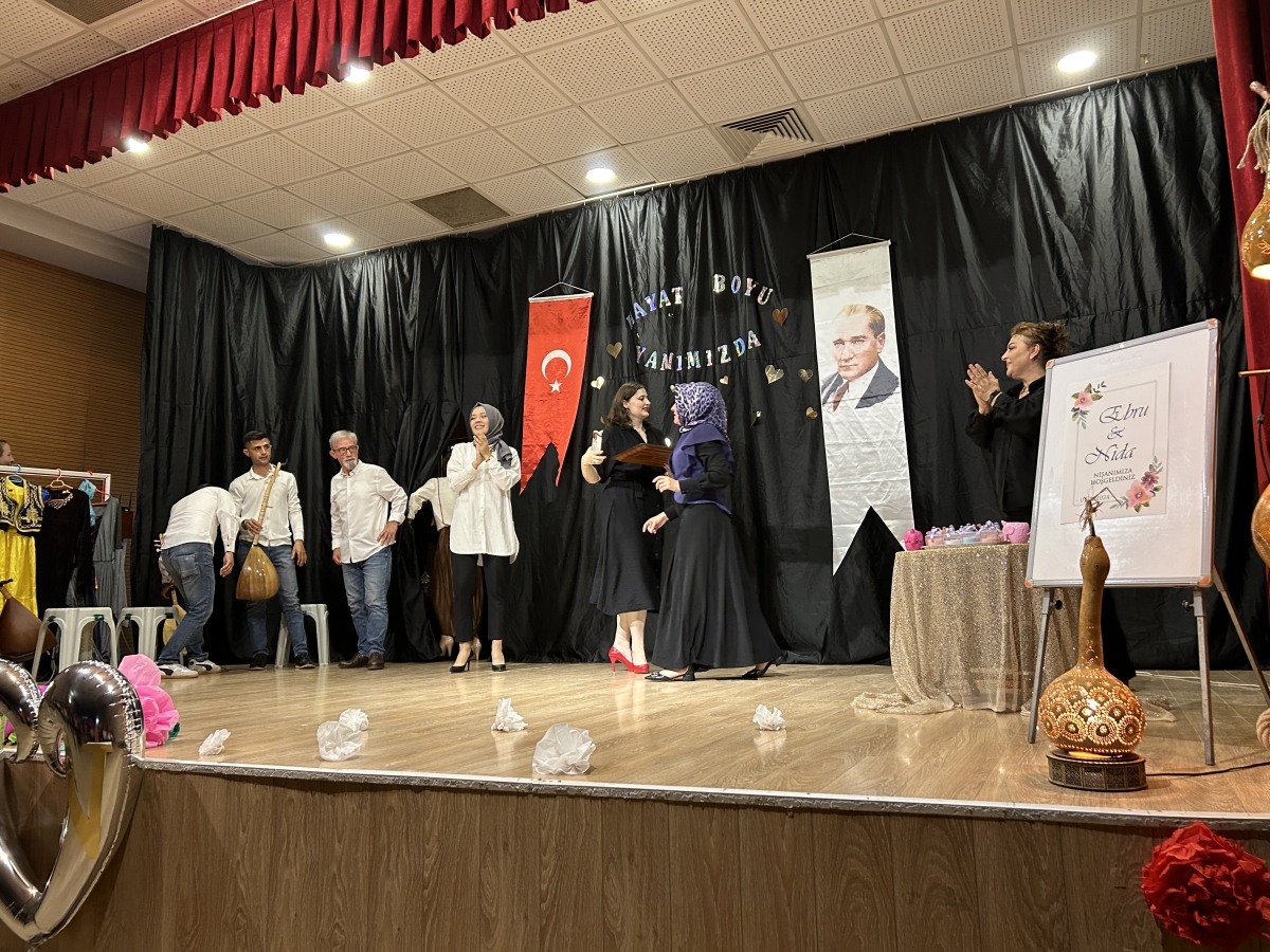 Halk Eğitim öğretmenleri tiyatro sahnesinde