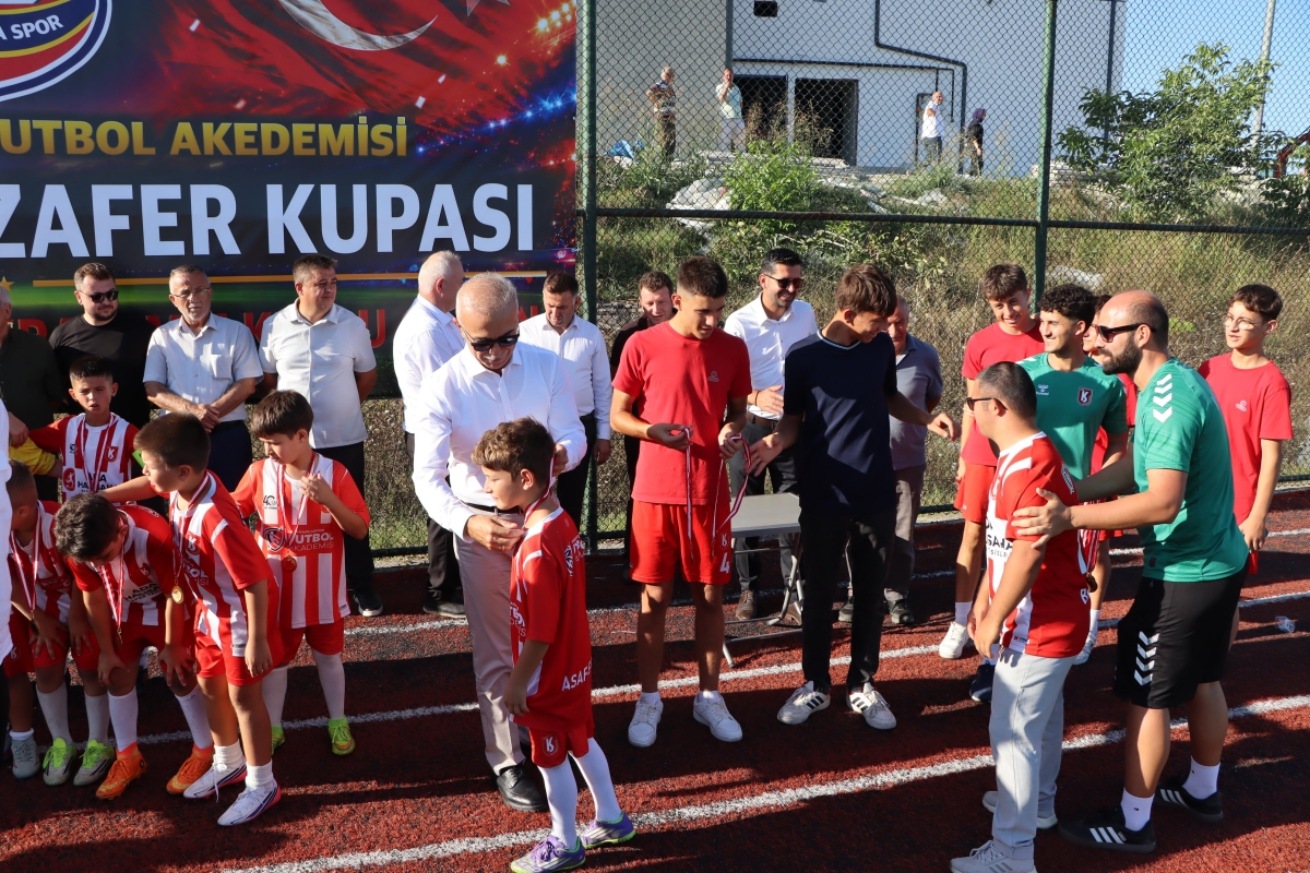 KAYNARCASPOR AKADEMİ ZAFER KUPALARI SAHİPLERİNİ BULDU
