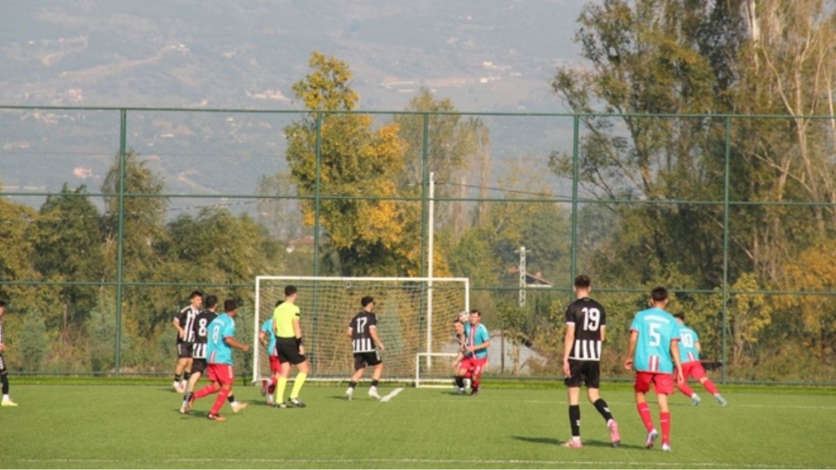 Kaynarcaspor Geyvespor maçına genç takımı ile çıktı