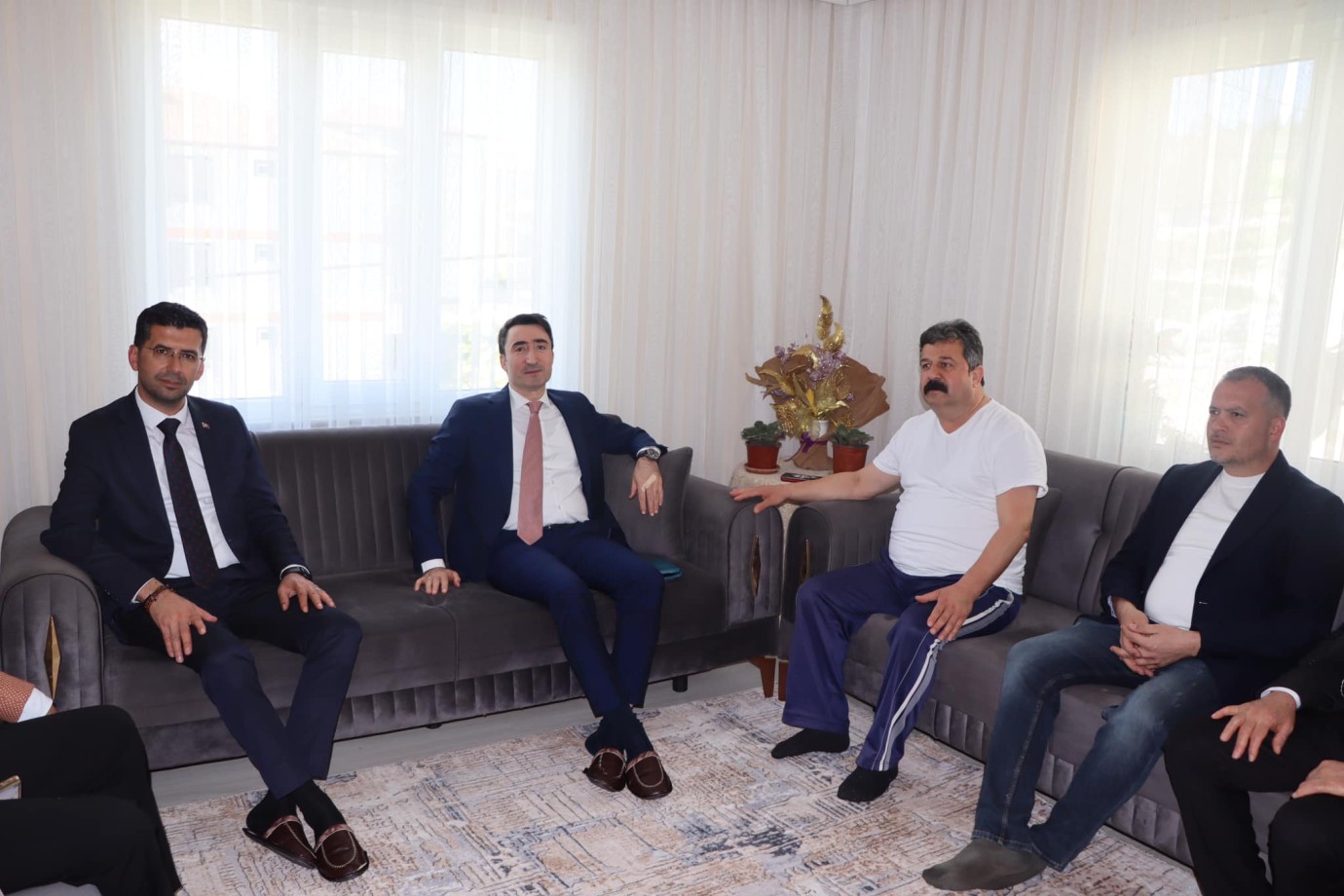 Şehit ailesi ve Ersan Ceylan'ı ziyaret ettiler