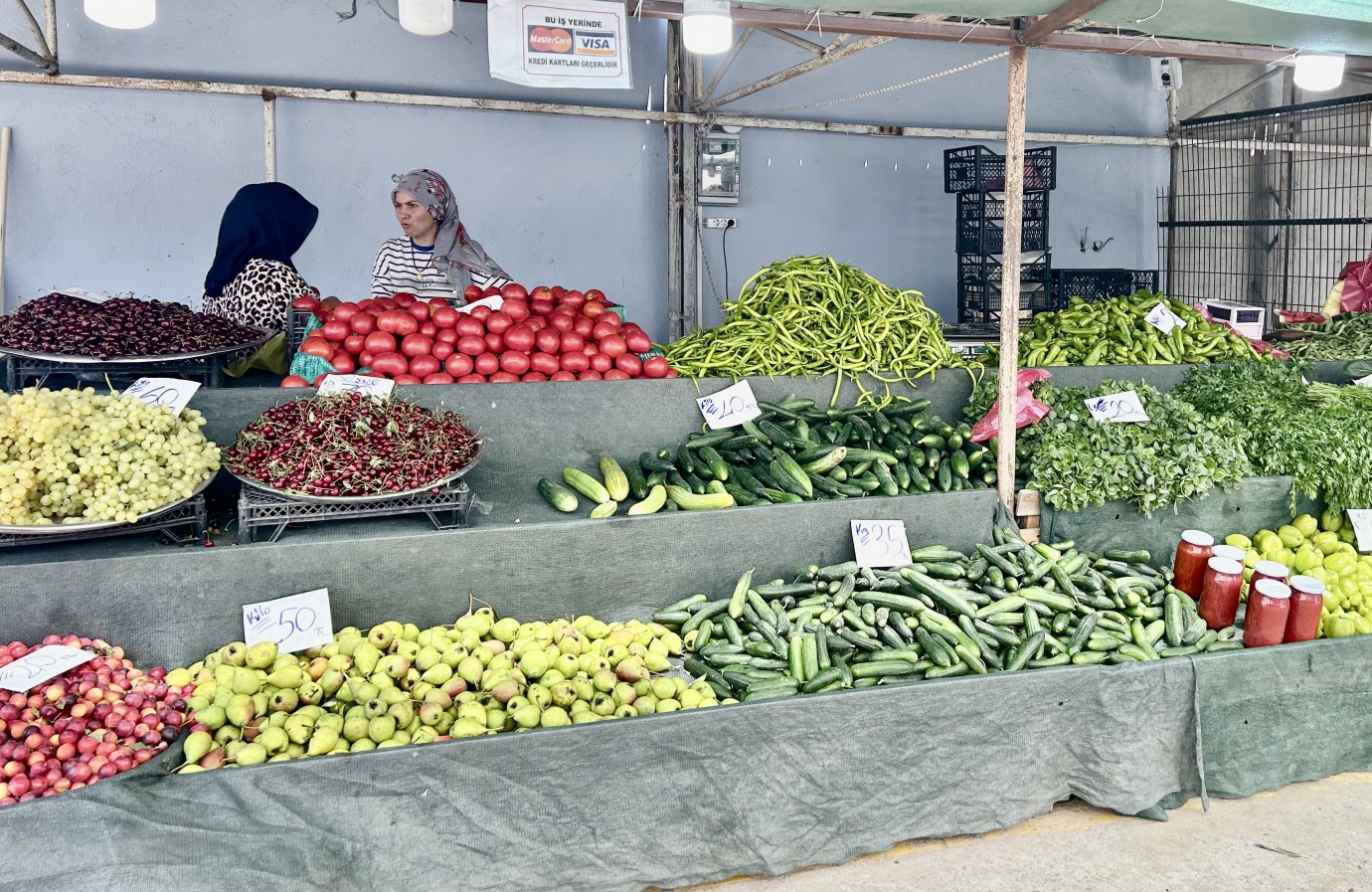 Yerli sebzeler Kaynarca köylü pazarında