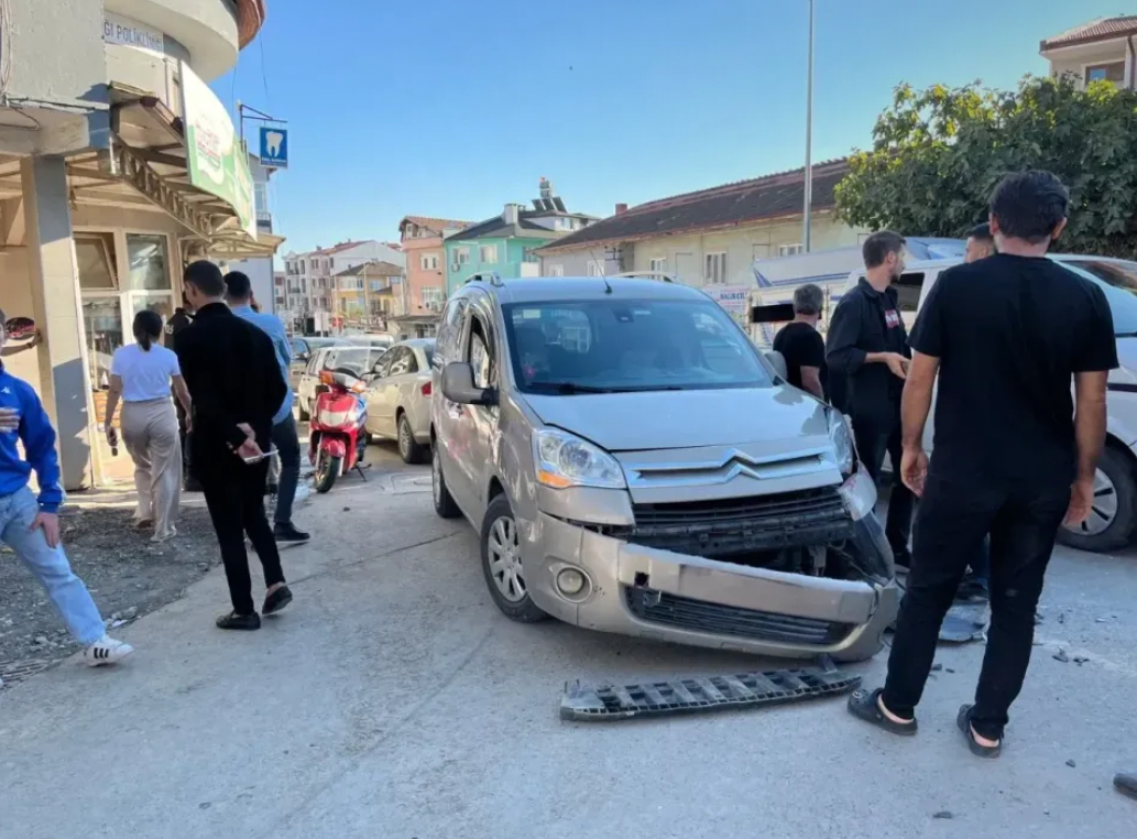 Otomobil motosiklet ile çarpıştı 