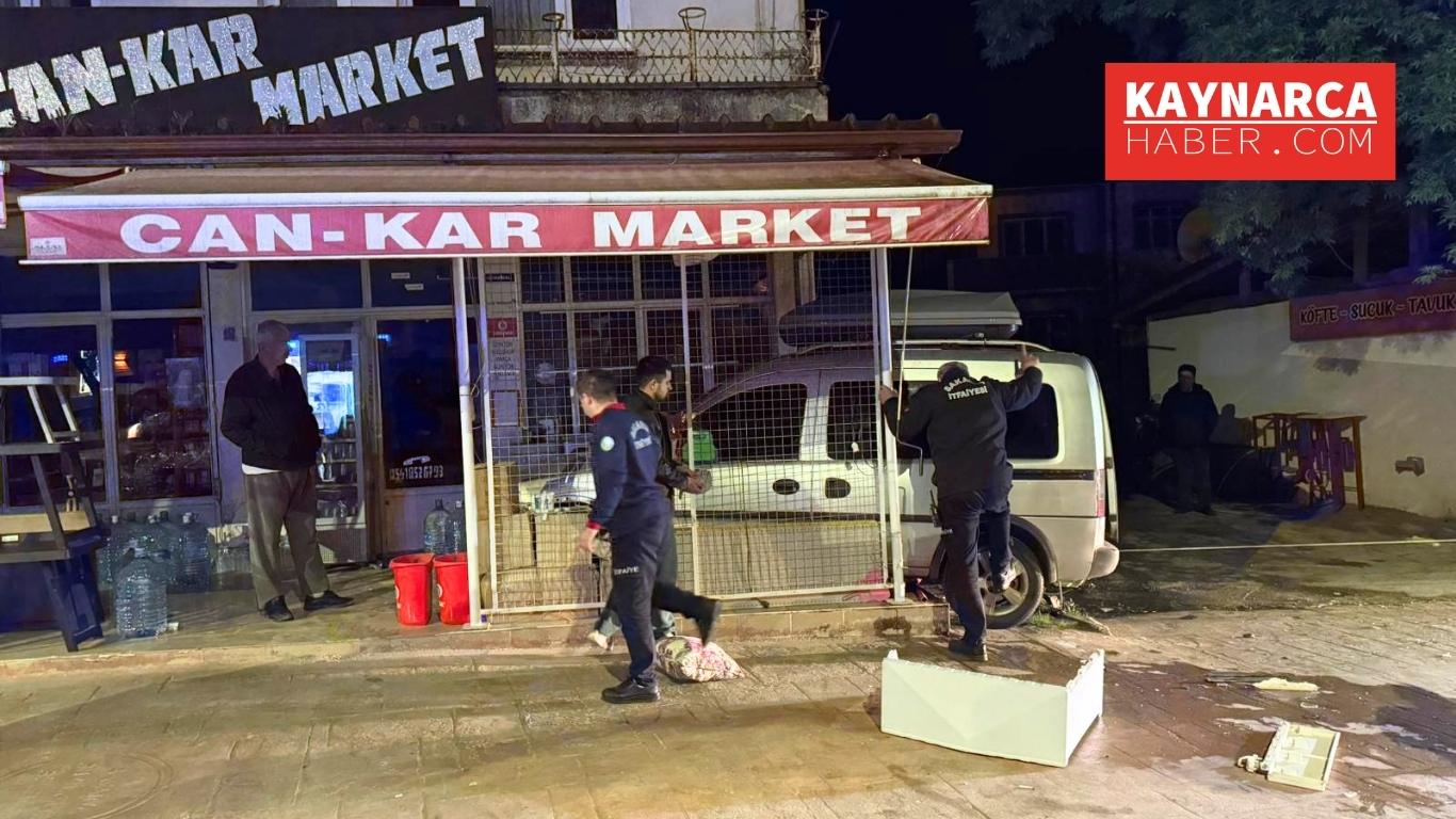 Kaynarca’da Gece Yarısı Kaza: Panelvan Araç Marketin Kapalı Avlusuna Girdi