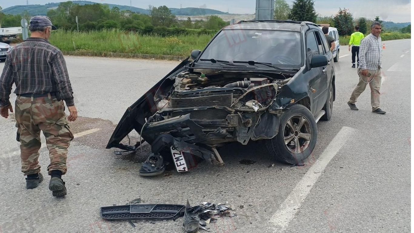 Kaynarca Kırktepe Kavşağında Korkutan Kaza: Araçlar Orta Refüjde Durabildi!