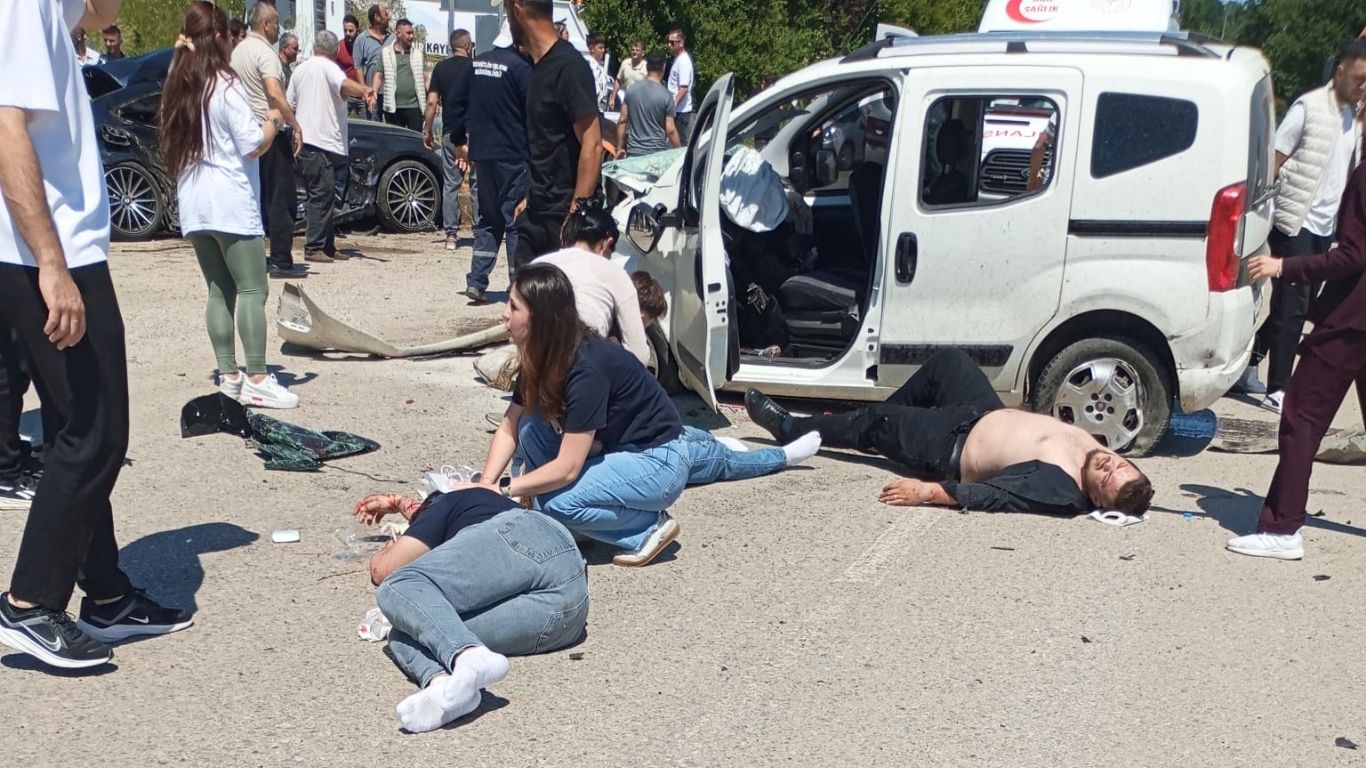 11 Yaşındaki çocuk kazada hayatını kaybetti 8 yaralı