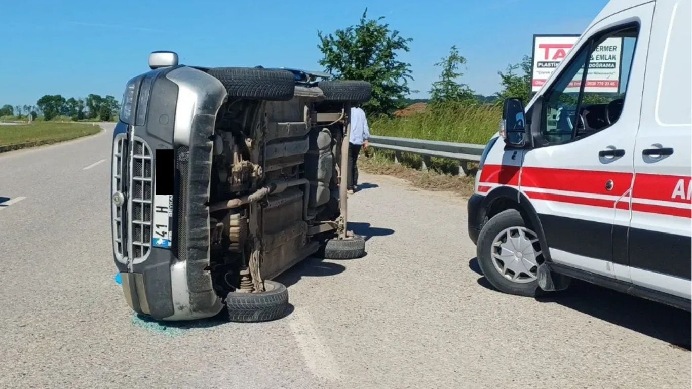 Kaynarca'da Feci Kaza: Otomobille Çarpışan Hafif Ticari Araç Devrildi, Aynı Aileden 3 Yaralı!