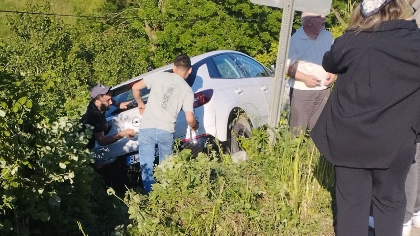 Kandıra-Kaynarca Yolunda Korkutan Kaza: Otomobil Yoldan Çıktı!