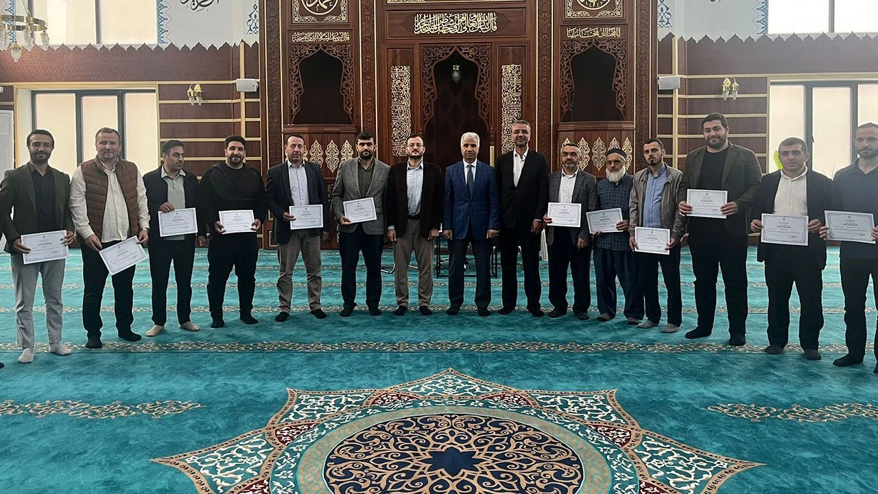 Kaynarca'da din görevlileri hafızlıklarını muhafaza ediyor