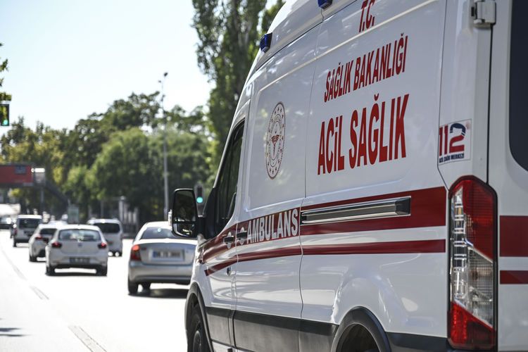 İnşaattan düşen işçi kalçasını kırdı
