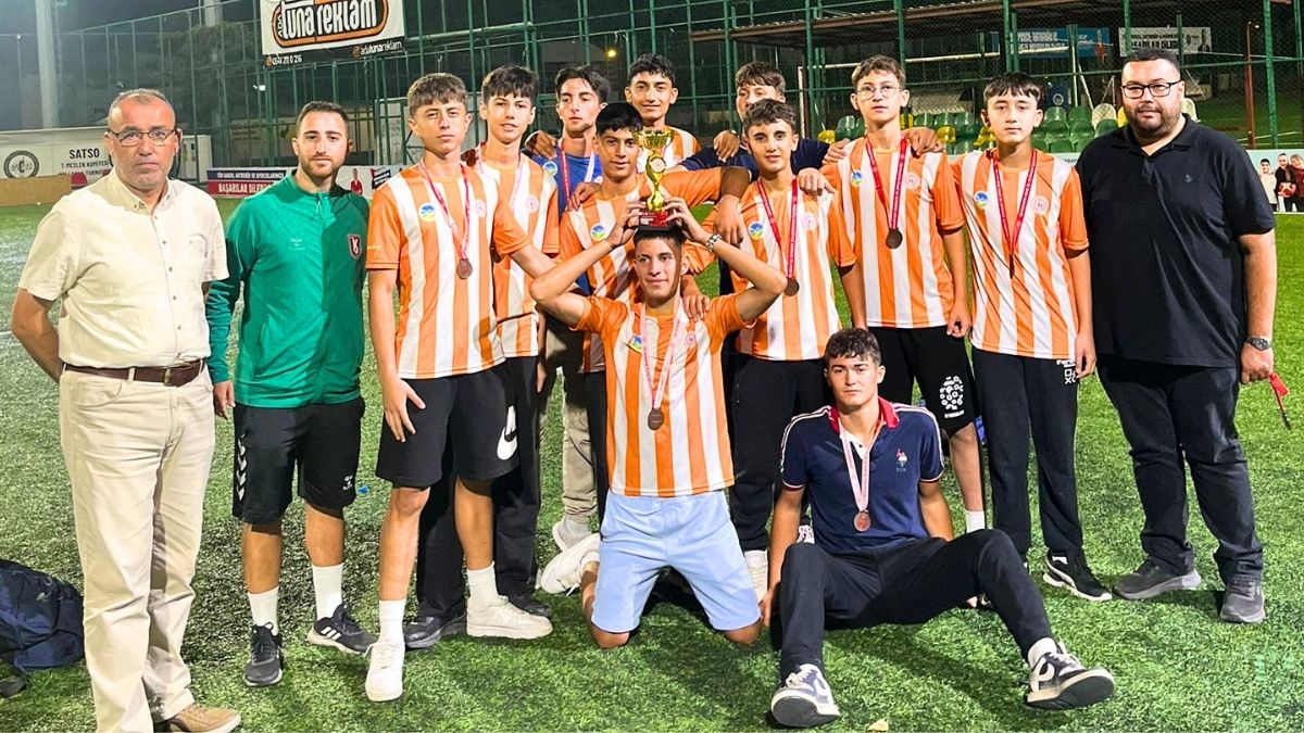 Kaynarca Orta Mahalle Turnuvayı 3’üncülük Kupasıyla Tamamladı! (3-1)