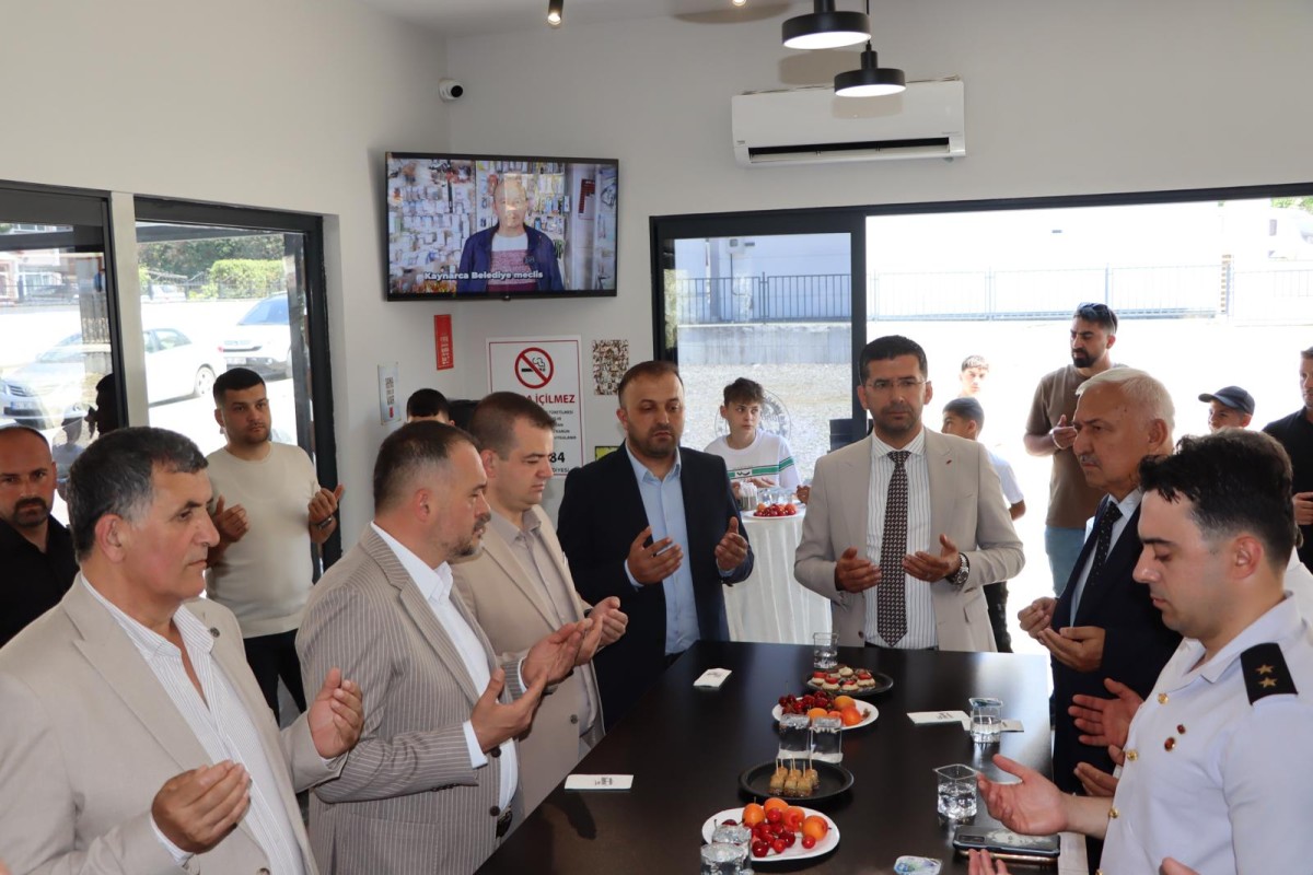Kaynarca’da Bayram Coşkusu: Belediye Meydan Kafe’de Toplu Bayramlaşma